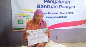 Petugas Realisasikan Bantuan Pangan Bagi Warga Setialaksana